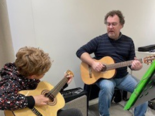 Philippe Peene et un élève durant un cours de guitare individuel